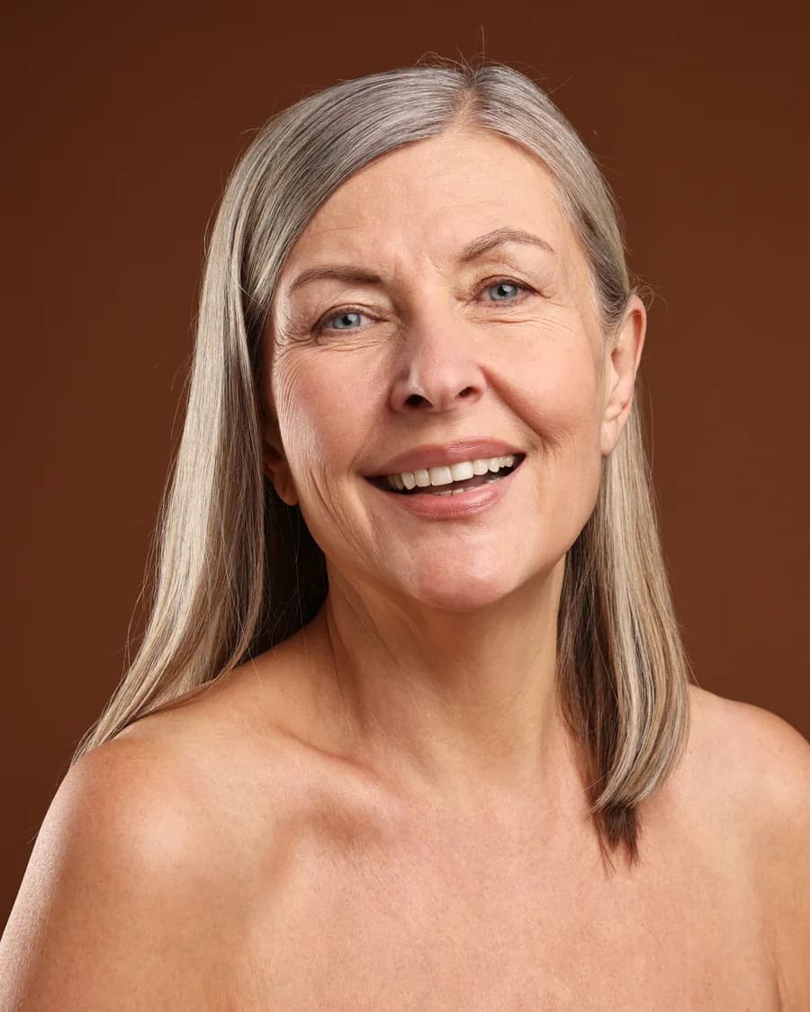 Mulher madura sorrindo com pele natural
